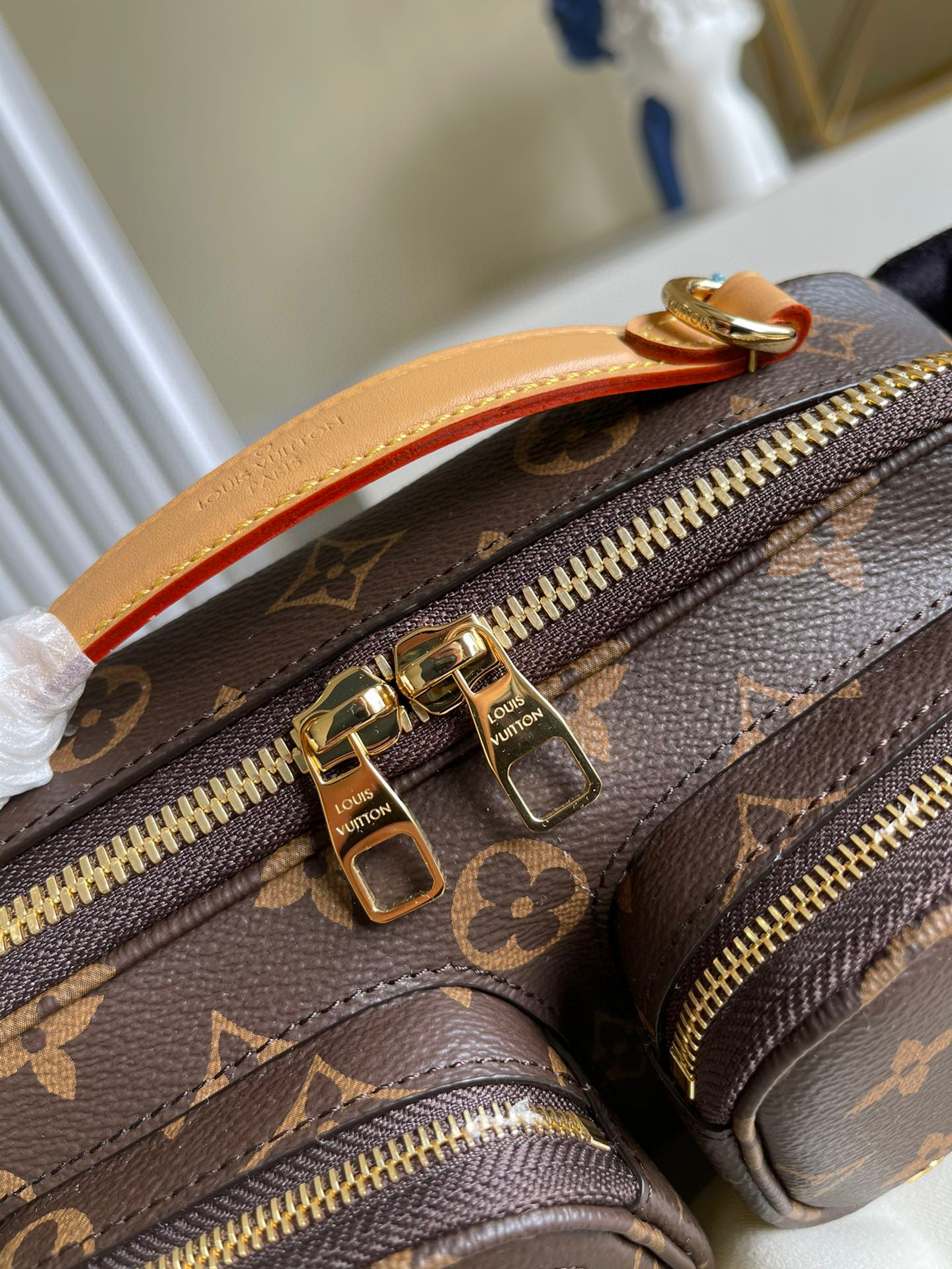 l**is V*t*n utility crossbody