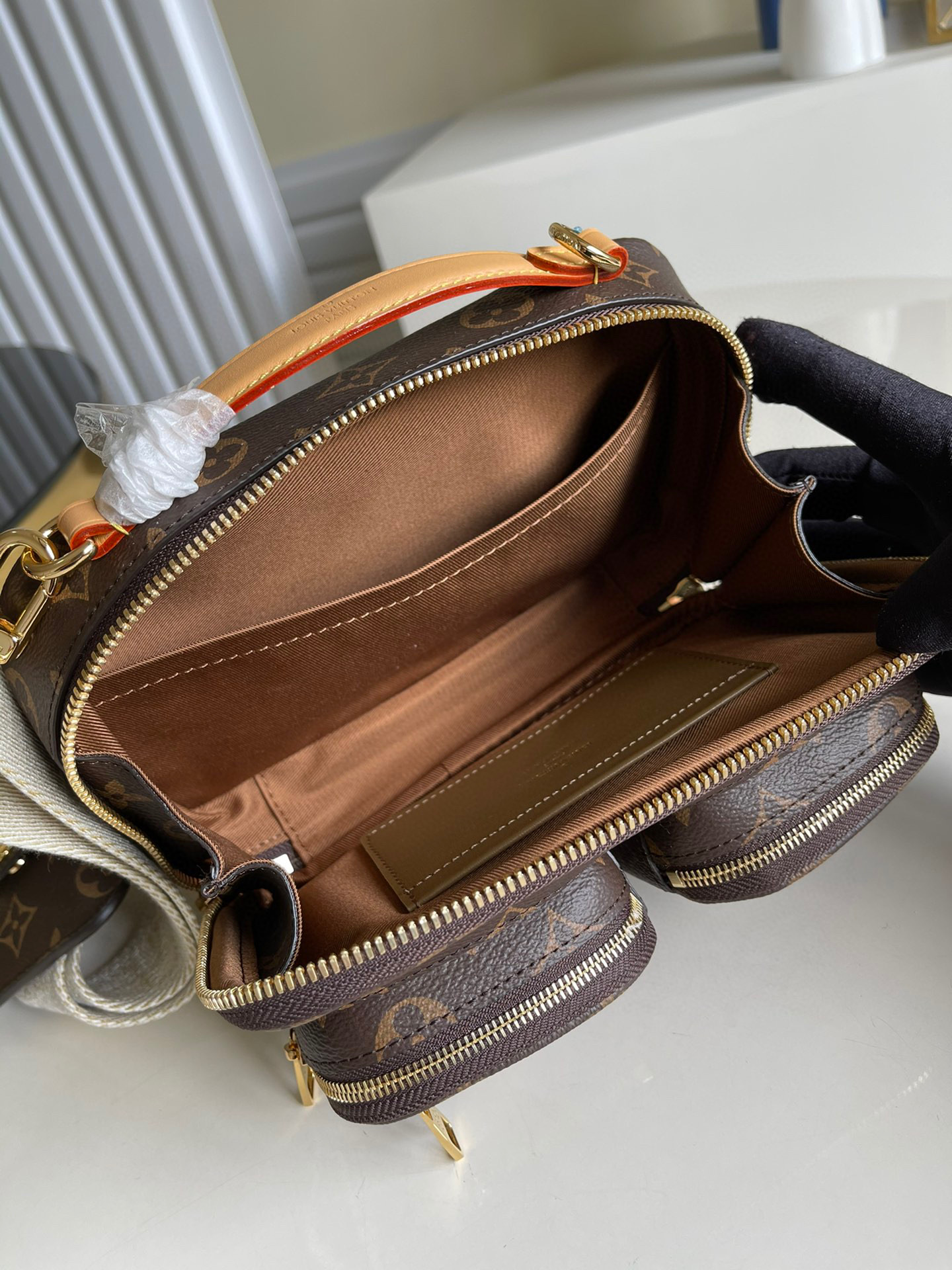 l**is V*t*n utility crossbody