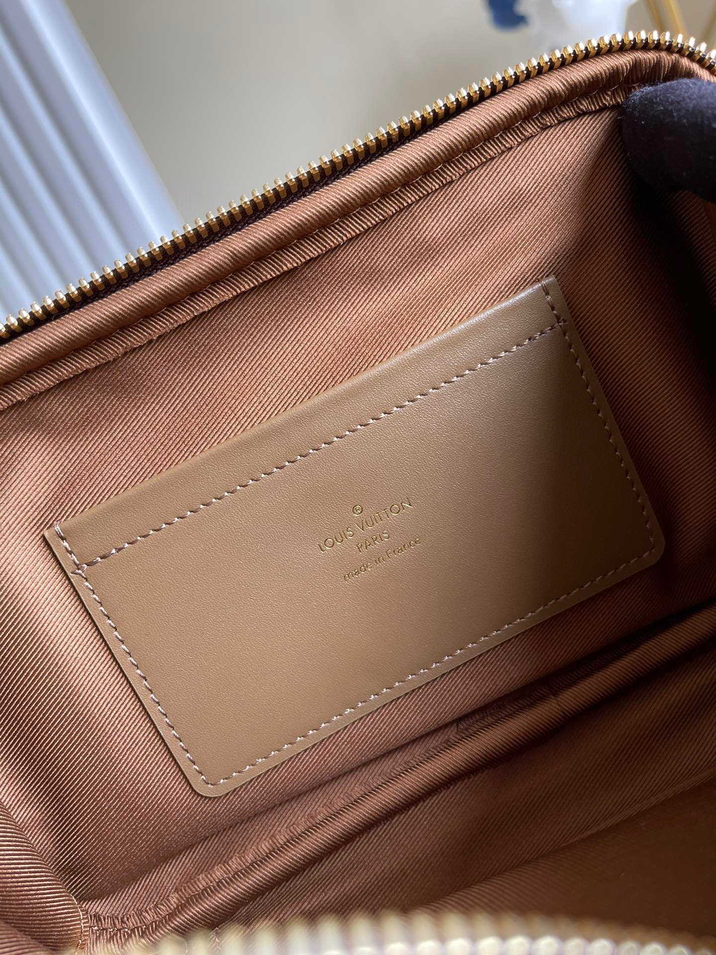 l**is V*t*n utility crossbody