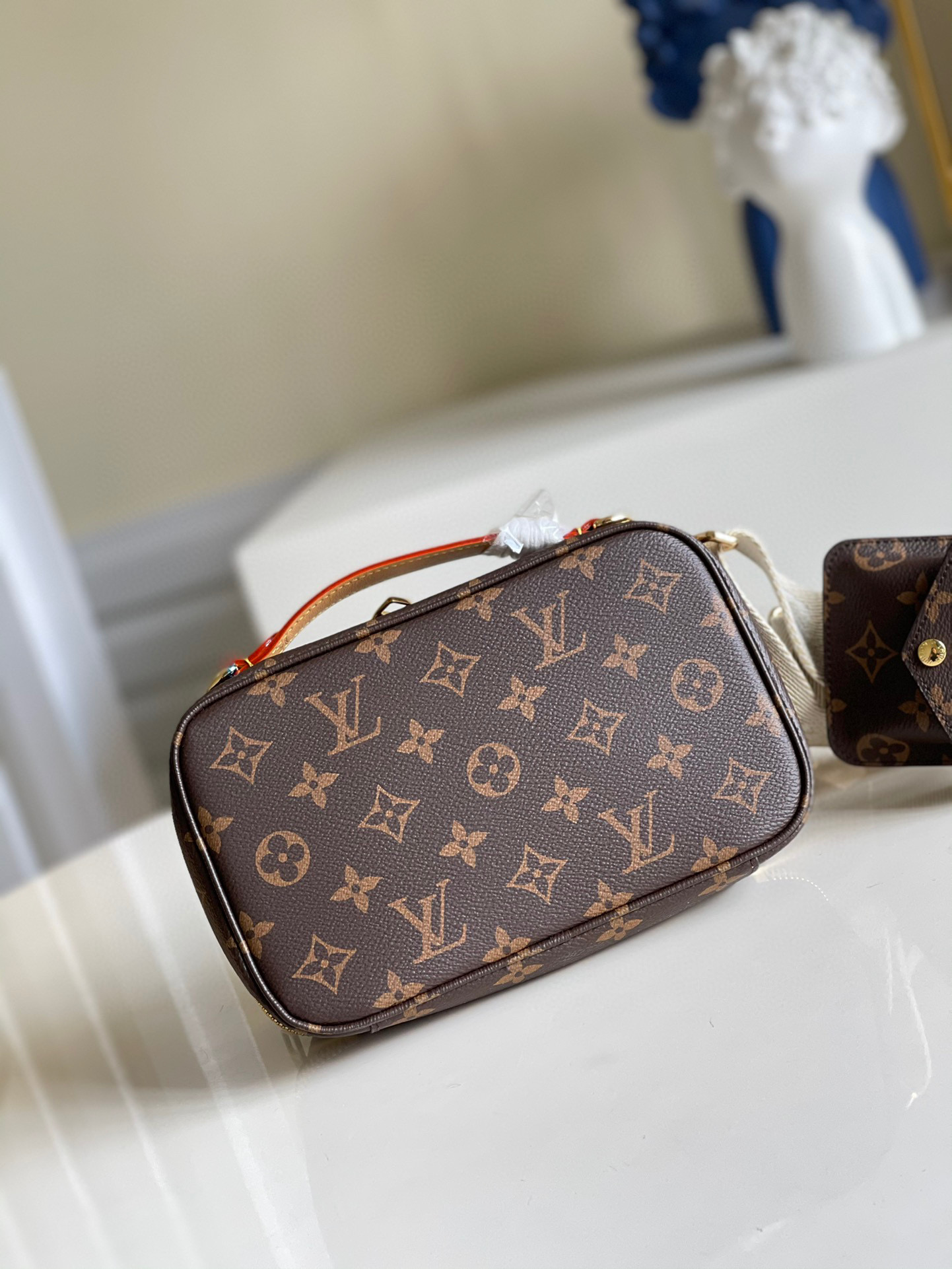 l**is V*t*n utility crossbody