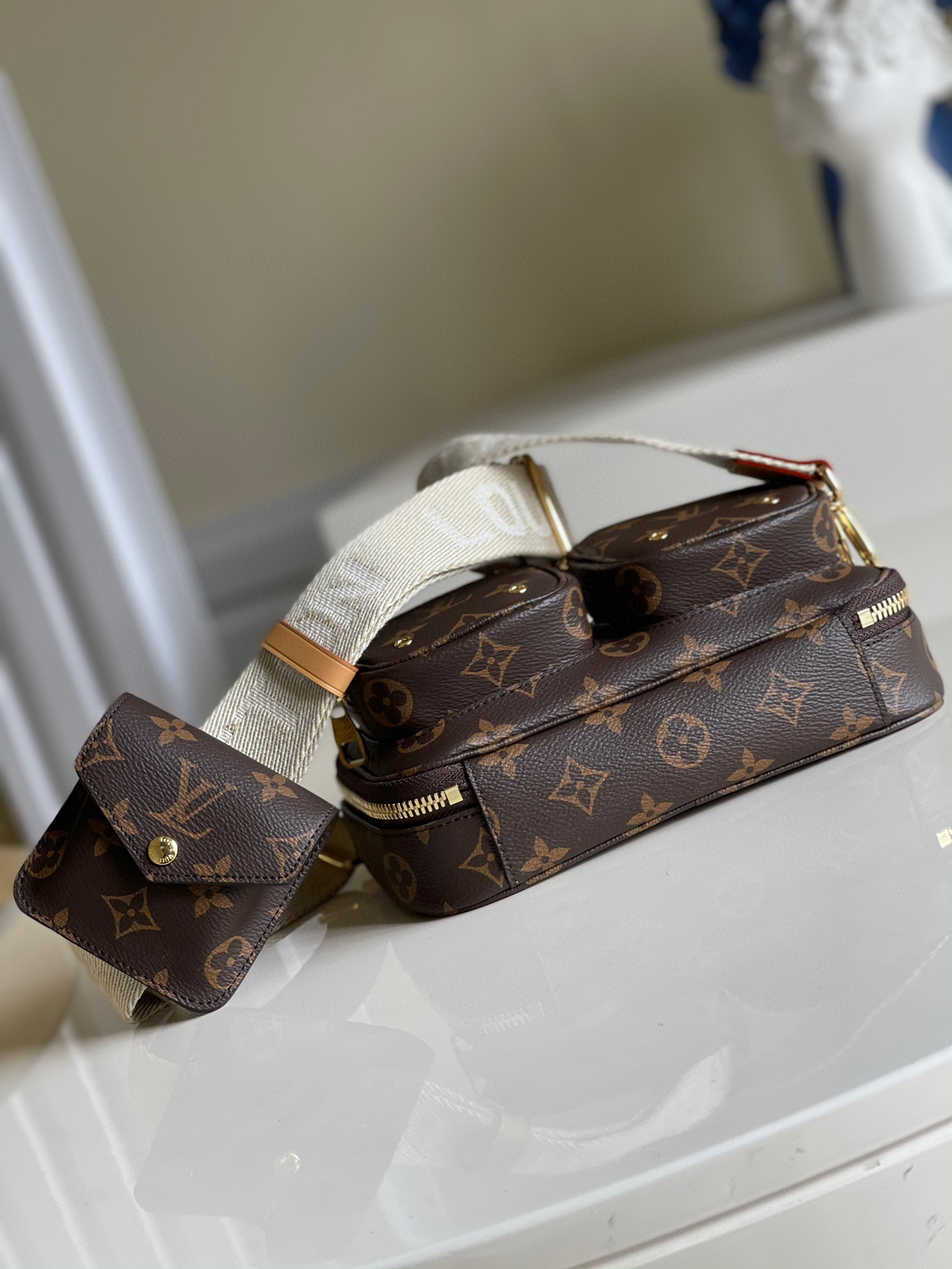 l**is V*t*n utility crossbody