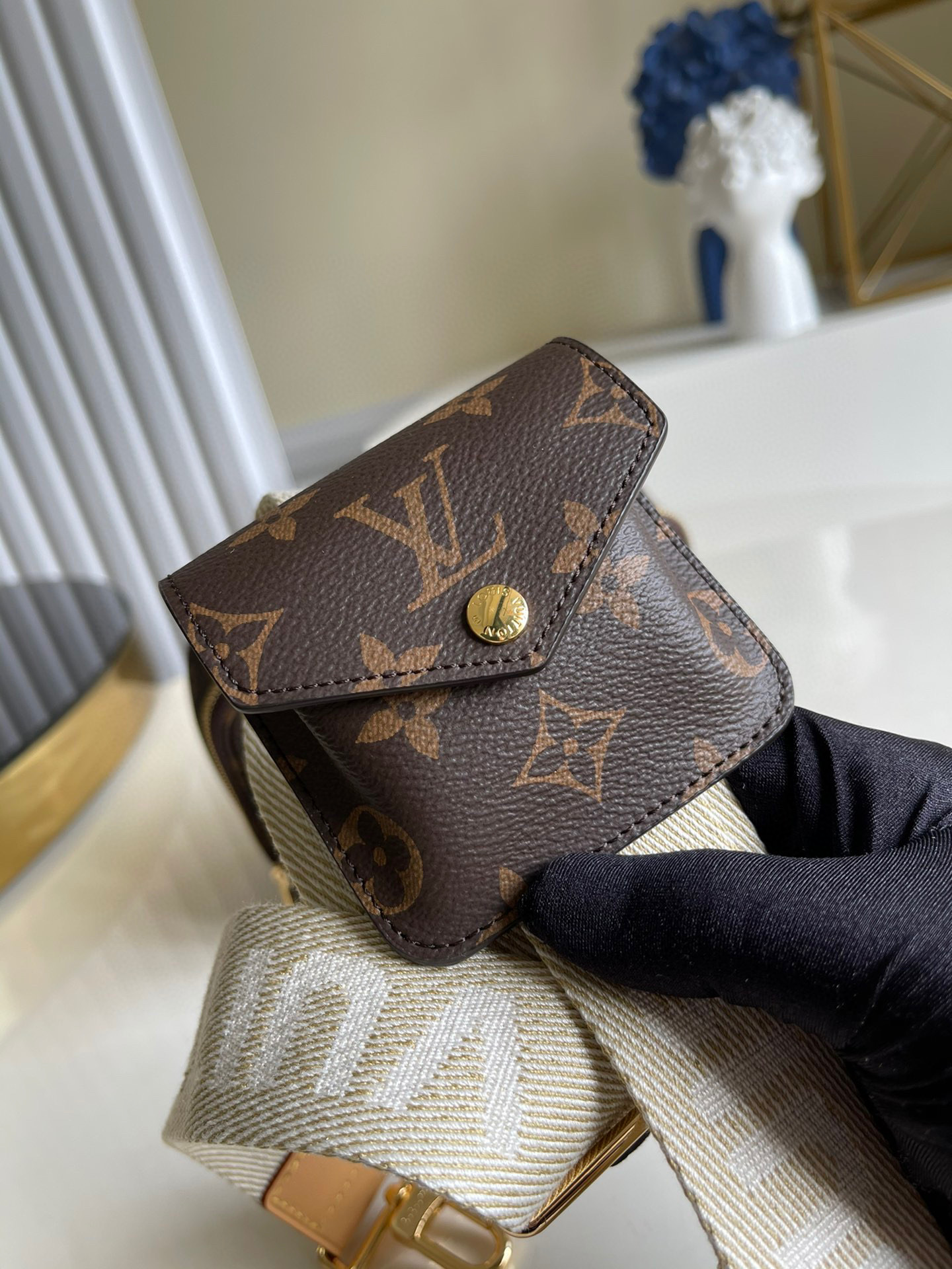 l**is V*t*n utility crossbody