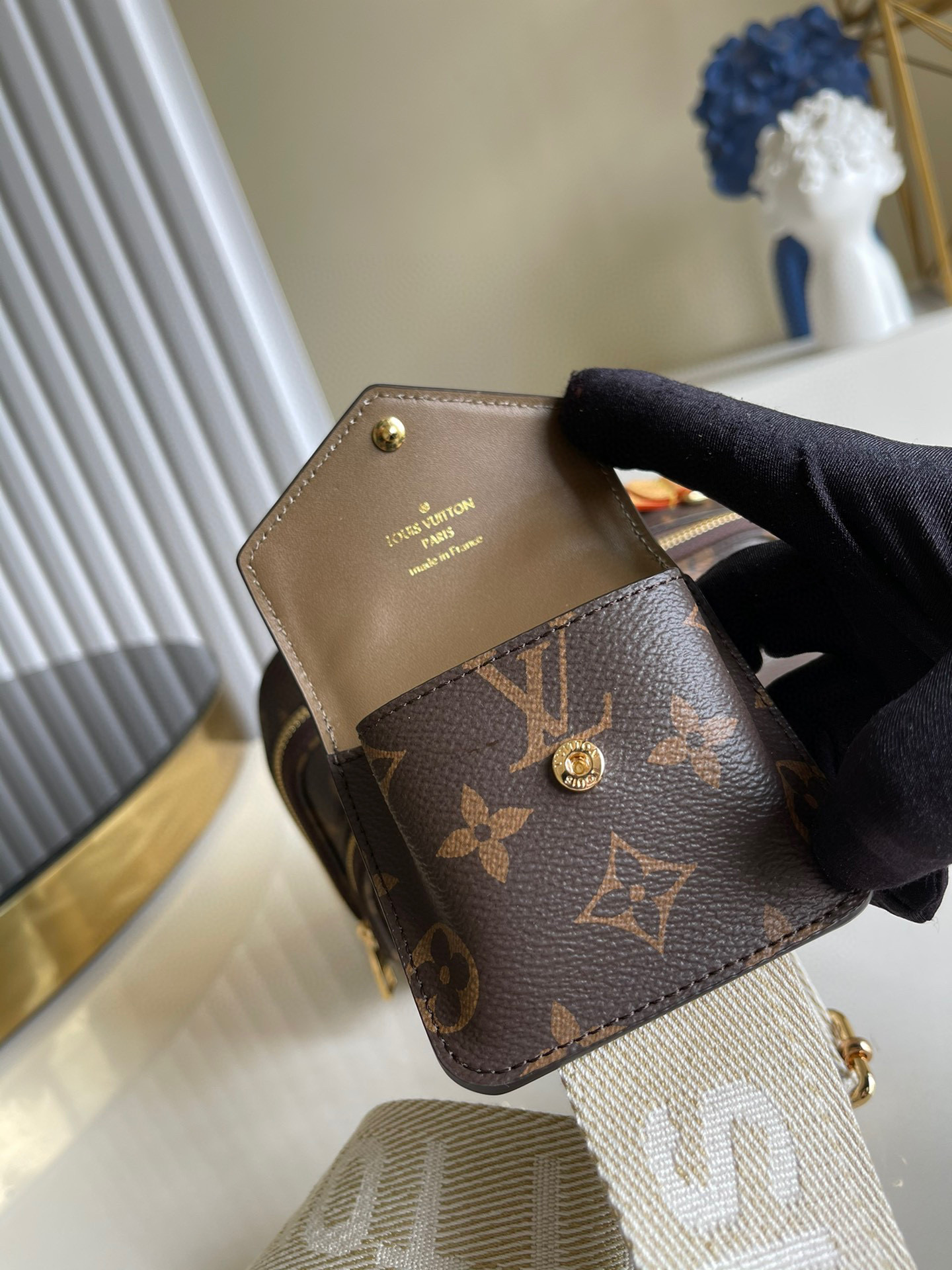 l**is V*t*n utility crossbody