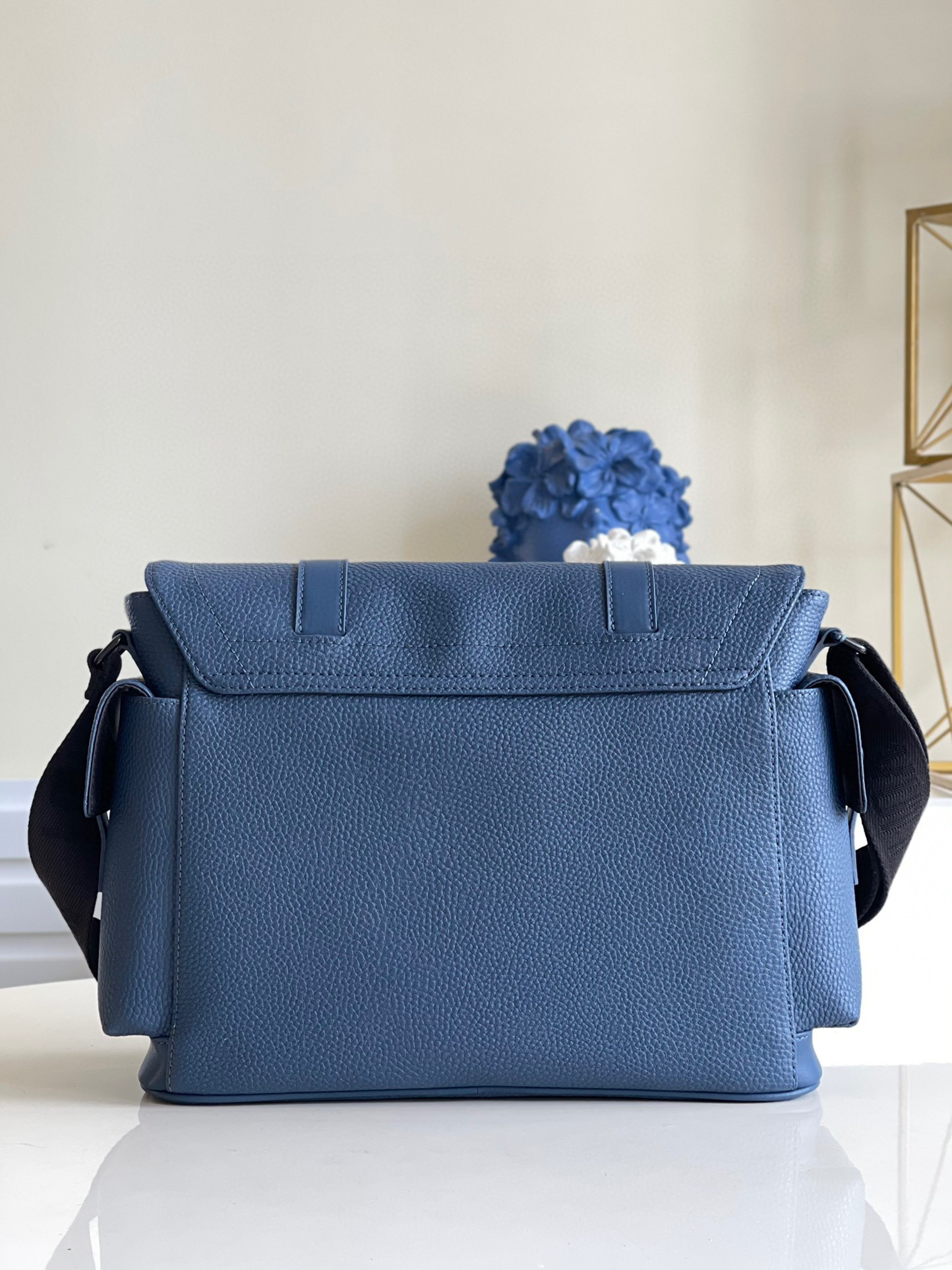 l**is V*t*n christopher messenger bag