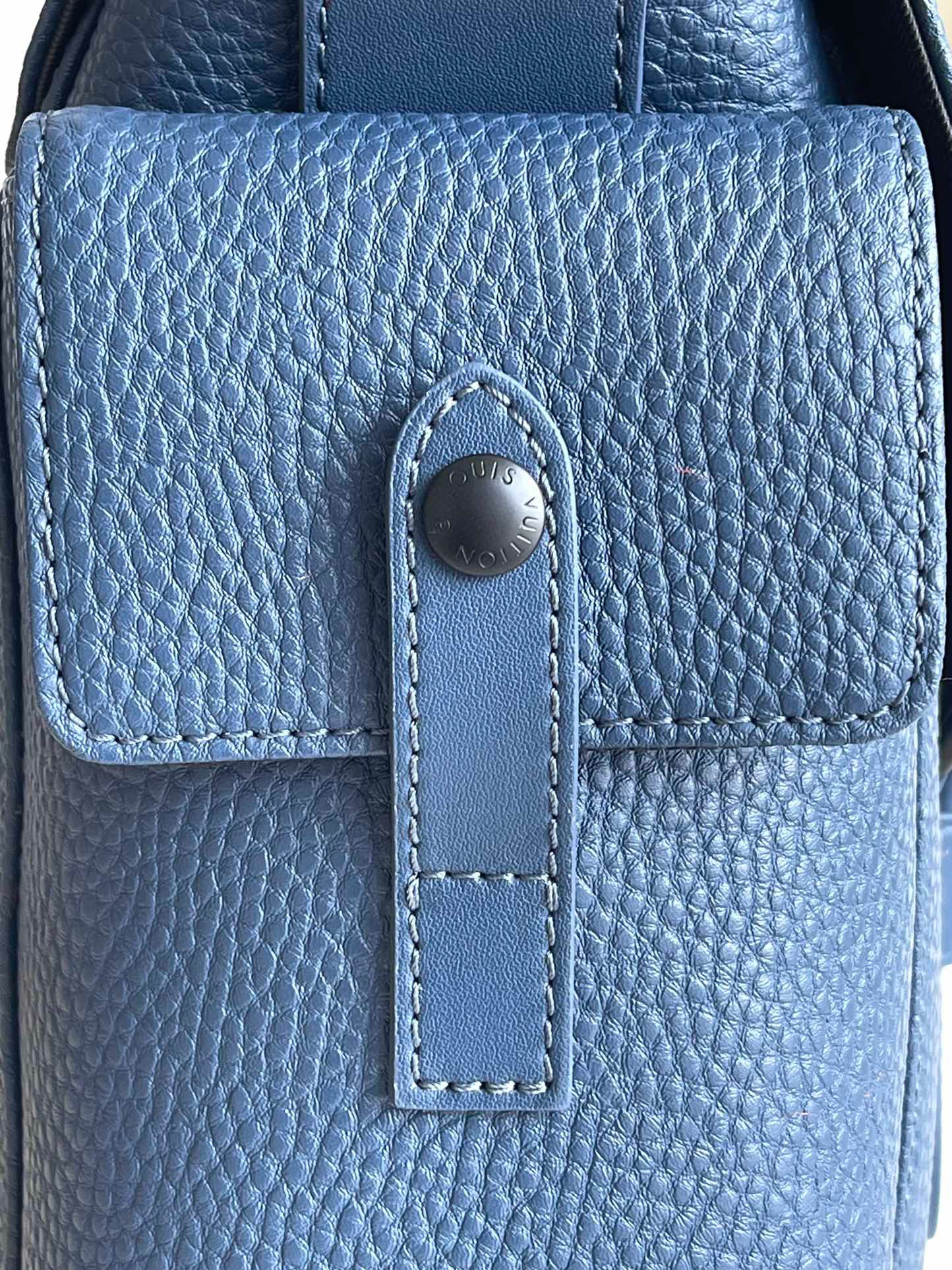 l**is V*t*n christopher messenger bag
