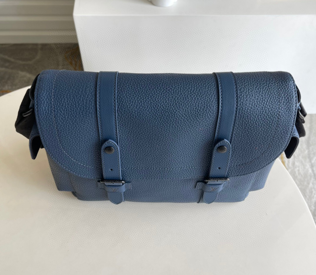l**is V*t*n christopher messenger bag