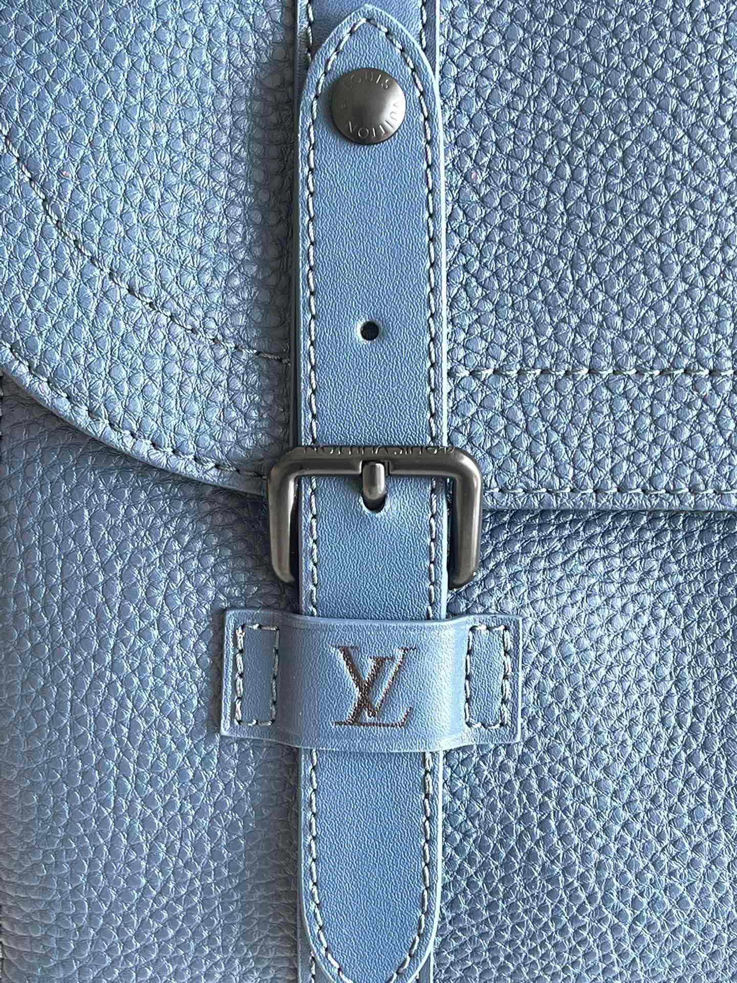 l**is V*t*n christopher messenger bag