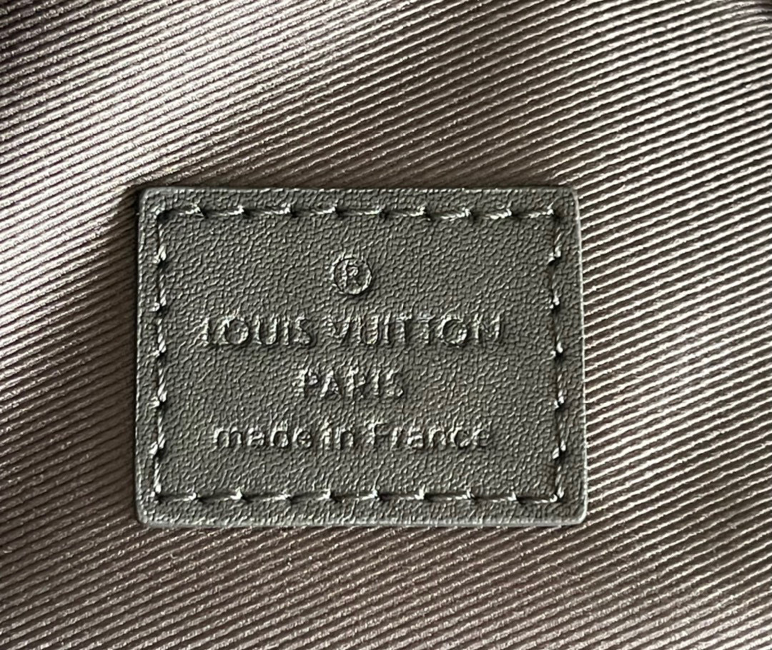 l**is V*t*n christopher tote