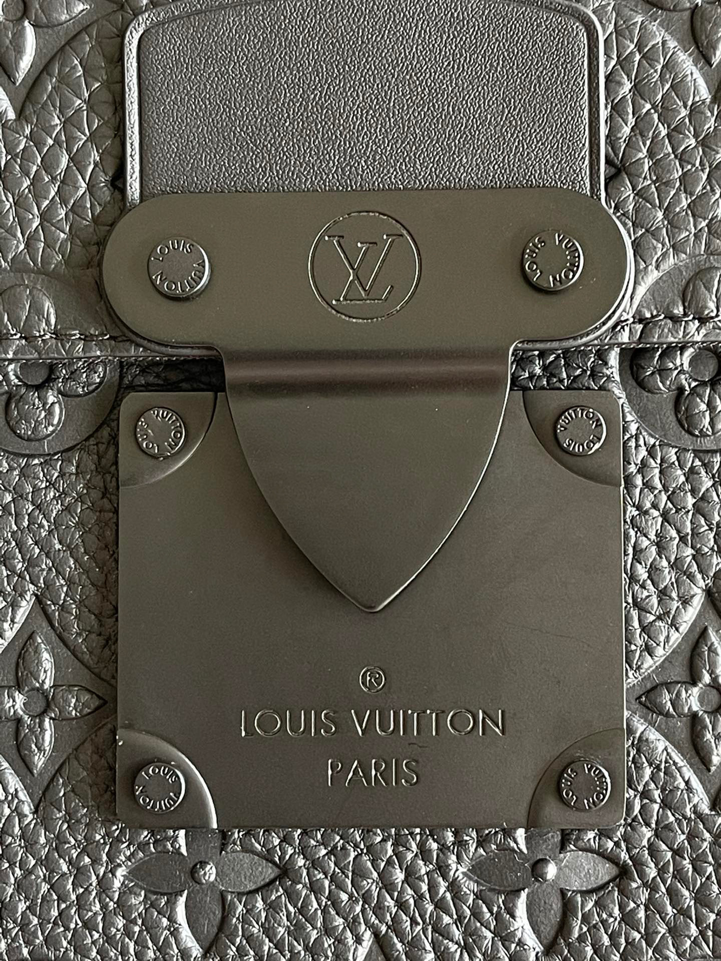 l**is V*t*n s lock a4 pouch