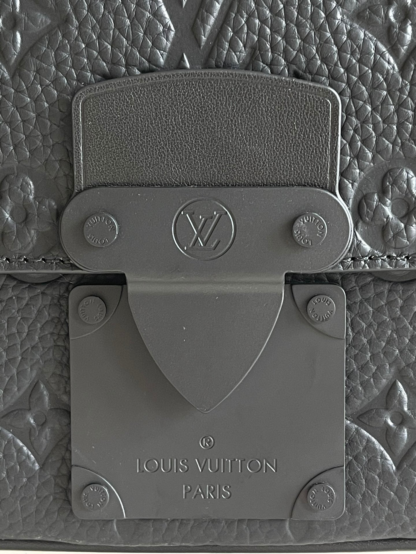 l**is V*t*n s lock sling bag