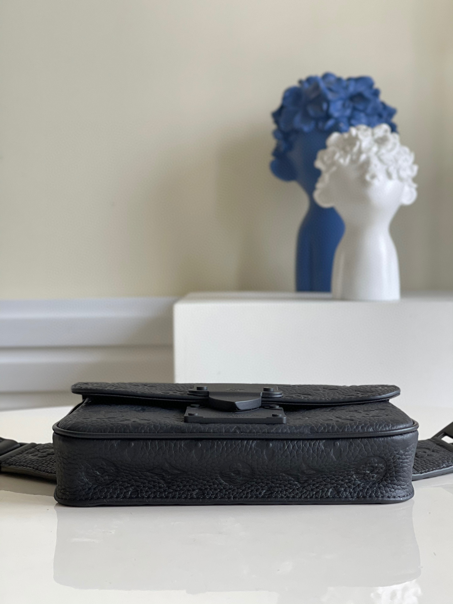 l**is V*t*n s lock sling bag
