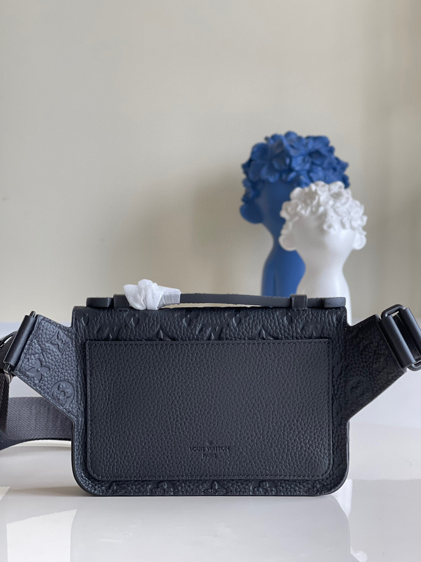 l**is V*t*n s lock sling bag