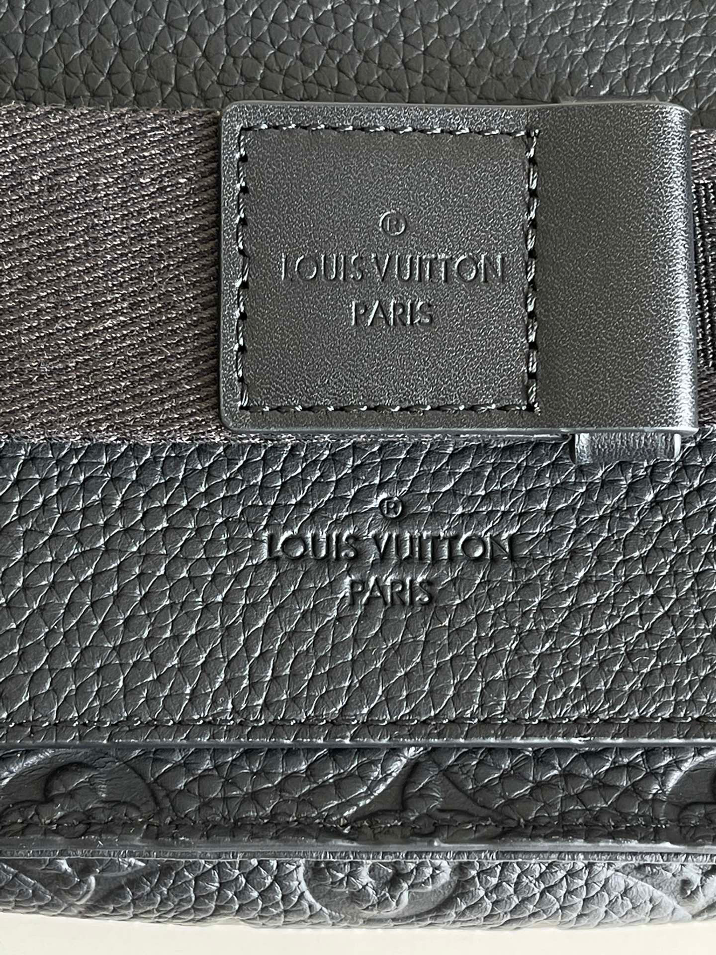 l**is V*t*n s lock sling bag