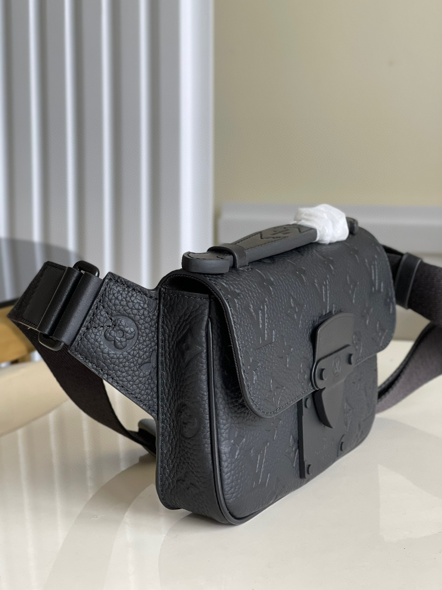 l**is V*t*n s lock sling bag