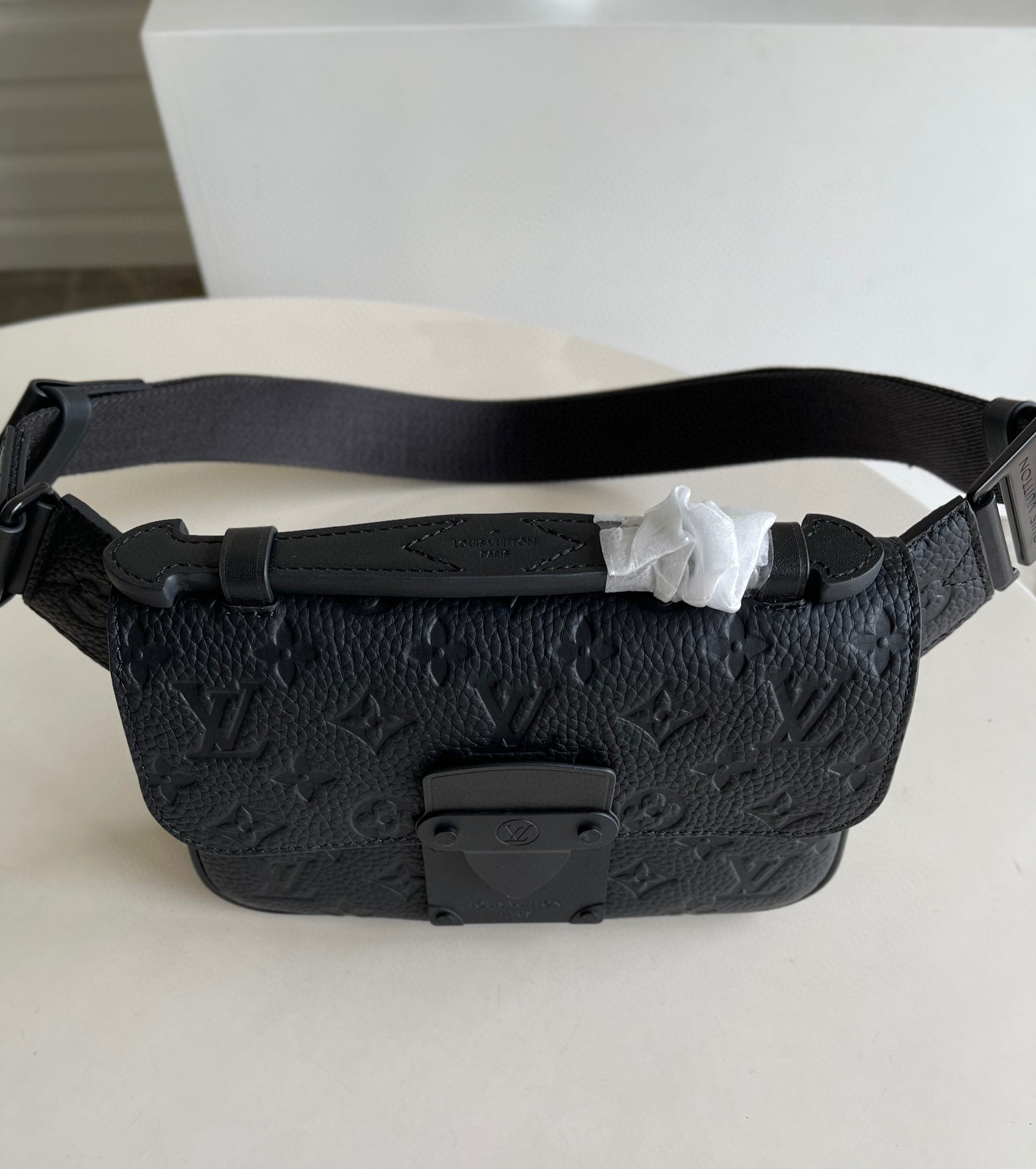 l**is V*t*n s lock sling bag