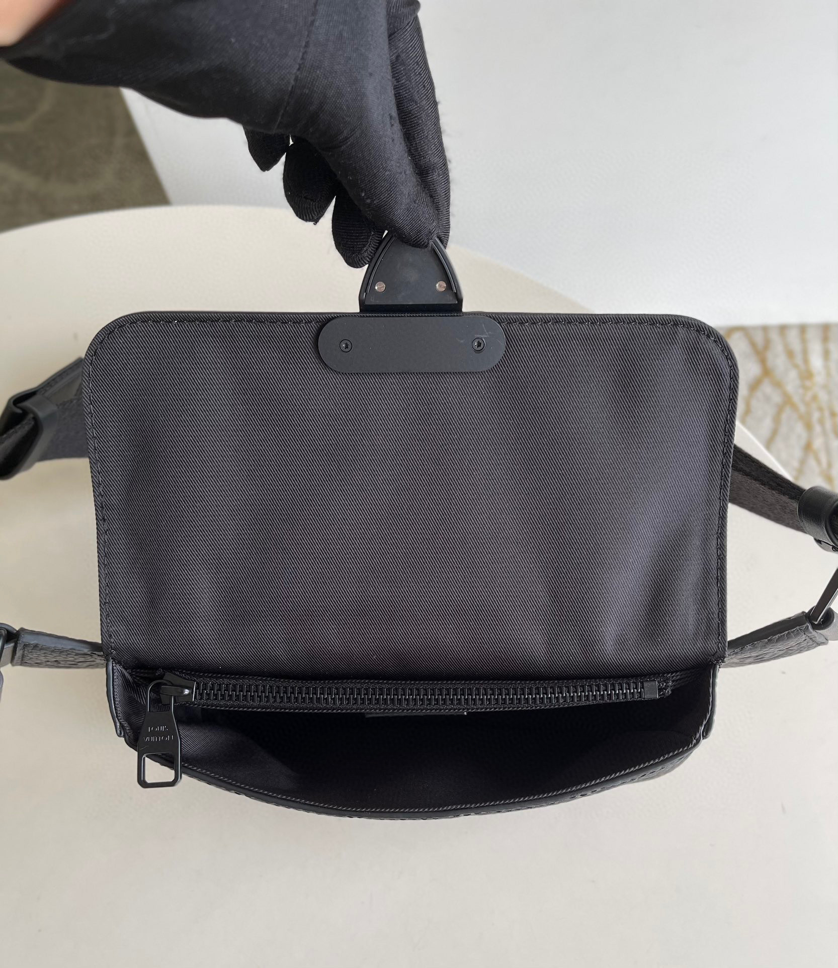 l**is V*t*n s lock sling bag
