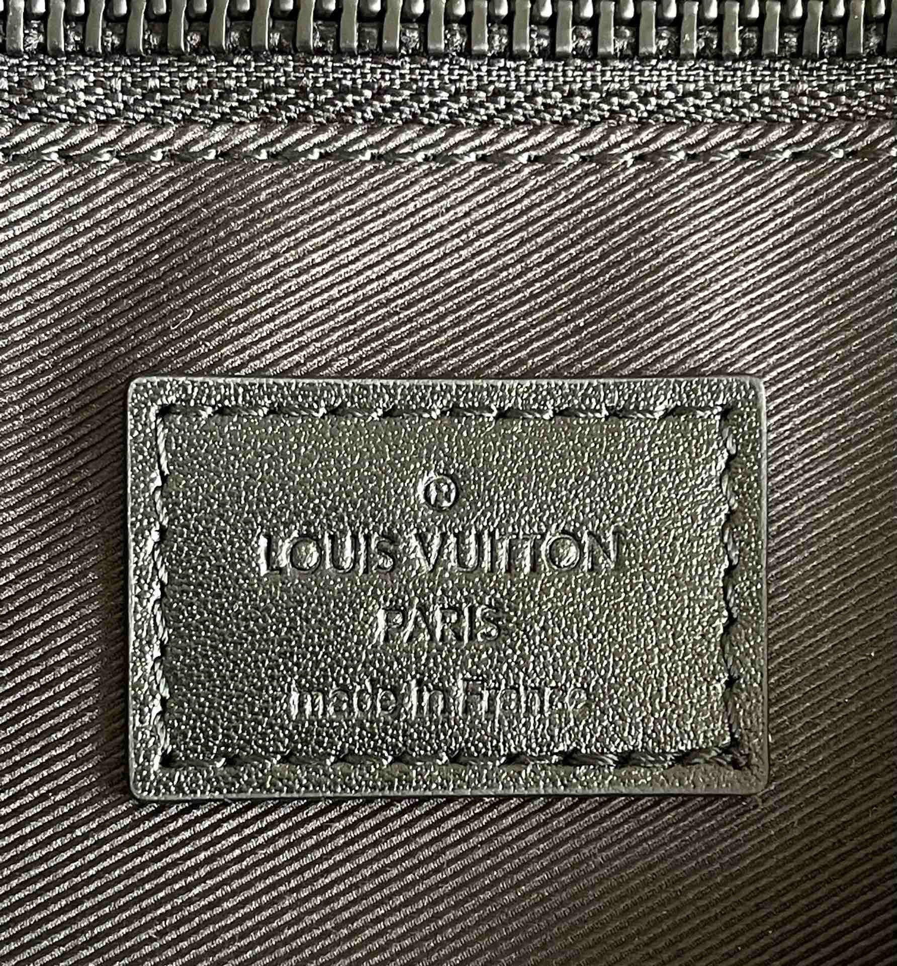 l**is V*t*n s lock sling bag