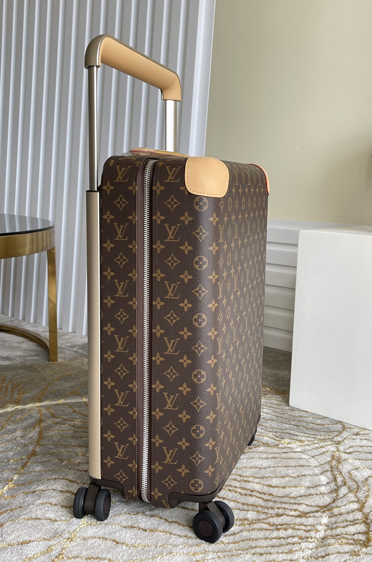 l**is V*t*n travel box