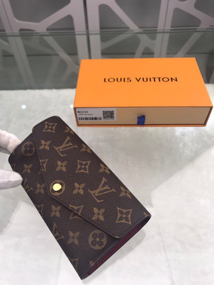 l**is V*t*n wallet
