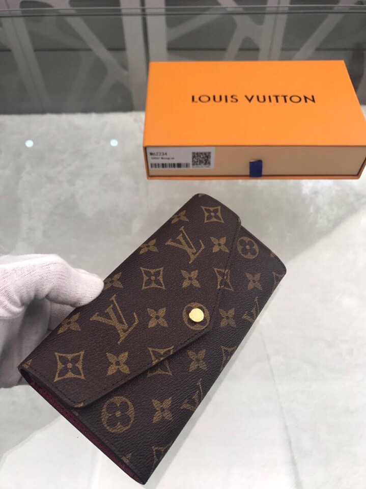 l**is V*t*n wallet