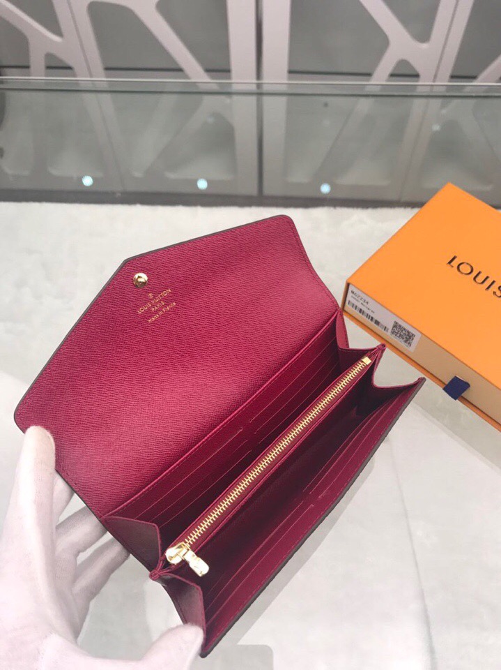 l**is V*t*n wallet