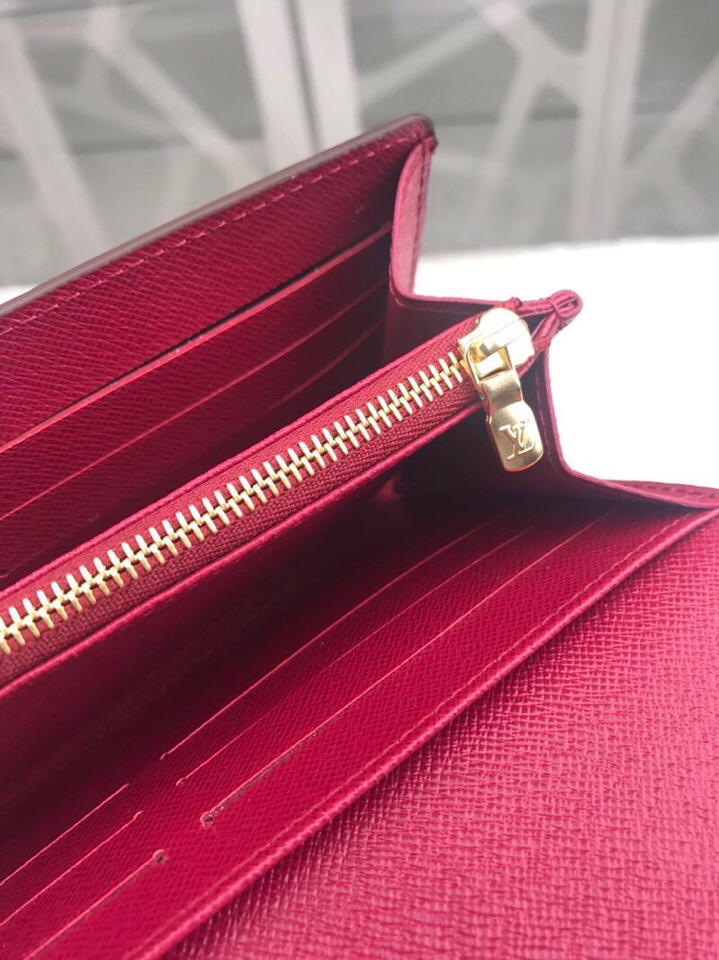 l**is V*t*n wallet