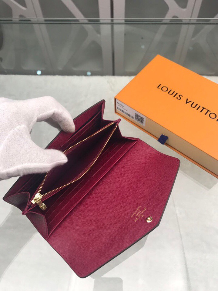l**is V*t*n wallet
