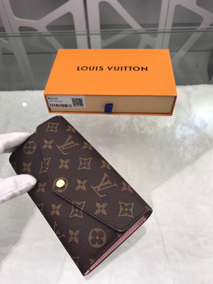 l**is V*t*n wallet