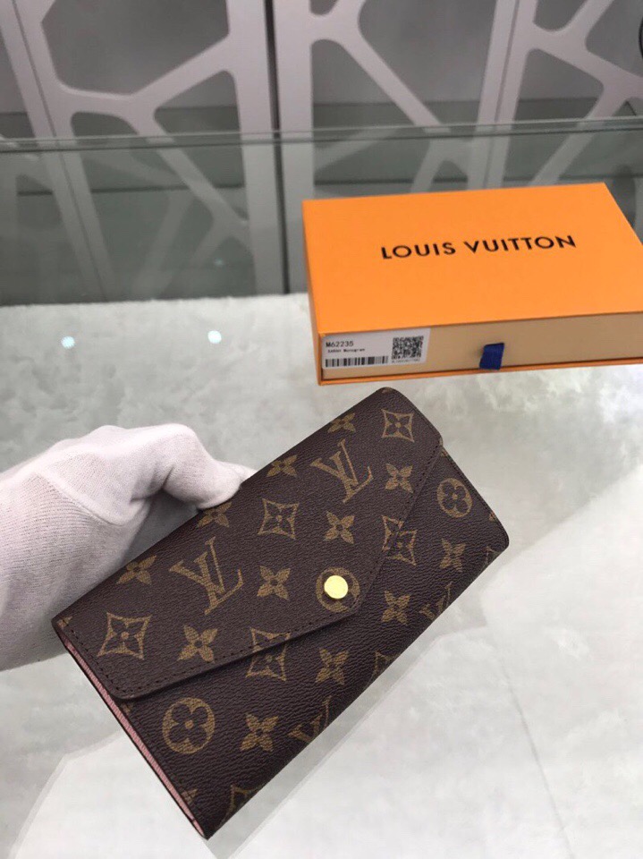l**is V*t*n wallet