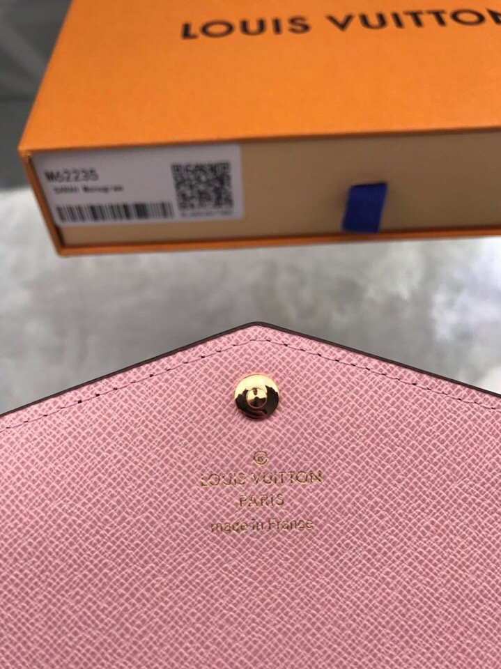 l**is V*t*n wallet