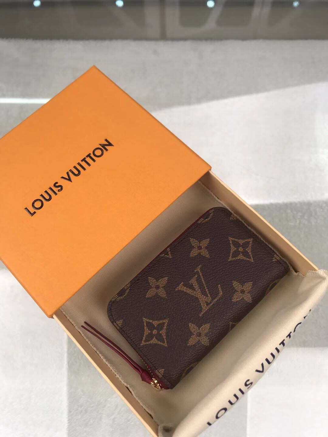 l**is V*t*n wallet