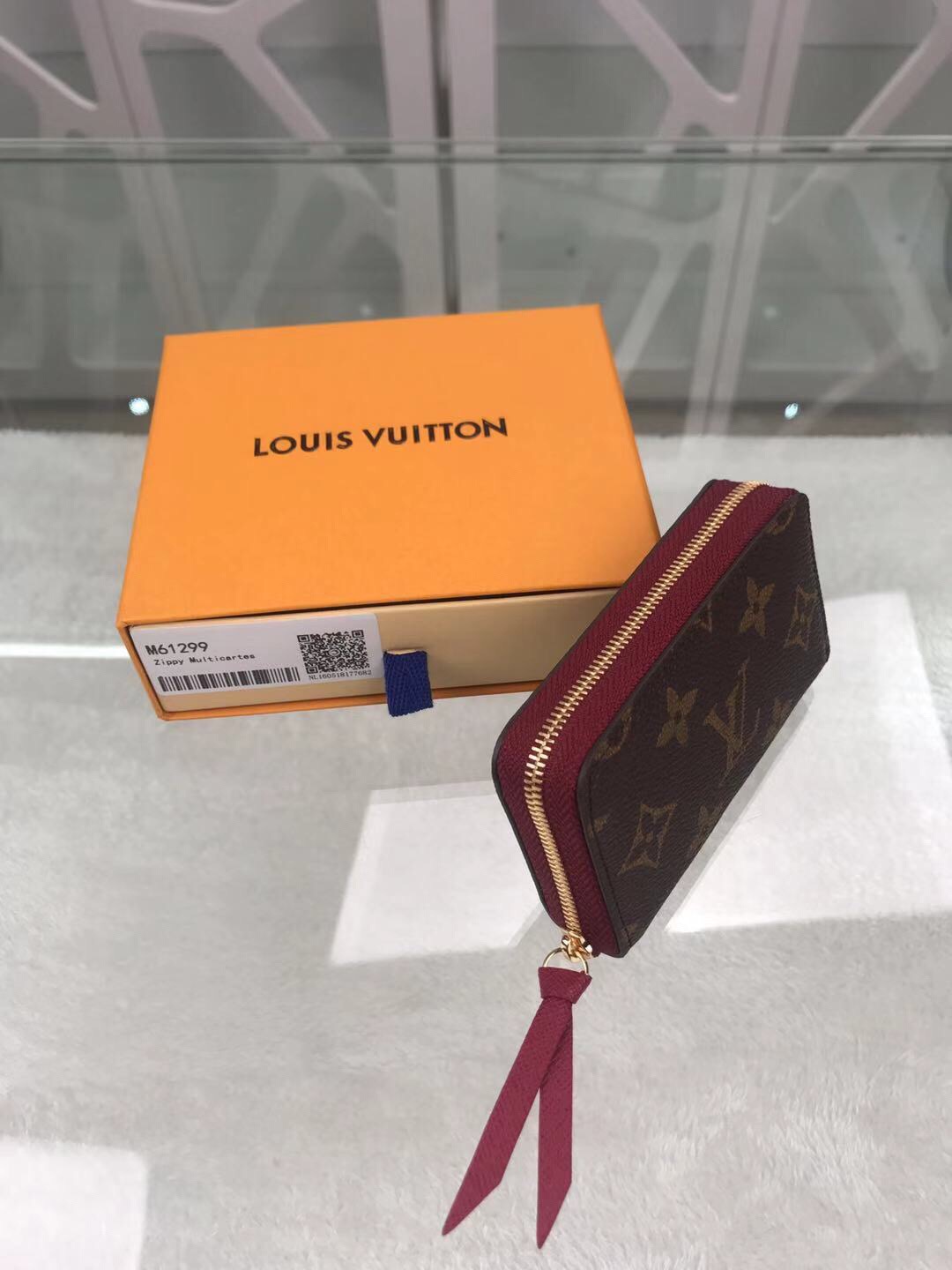 l**is V*t*n wallet
