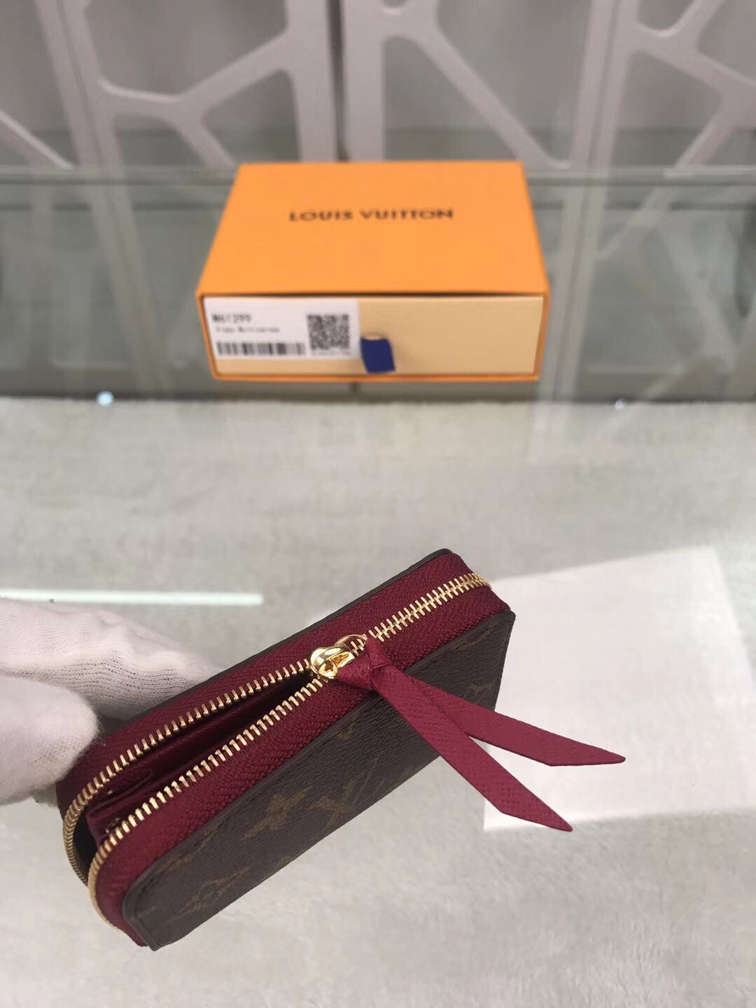 l**is V*t*n wallet