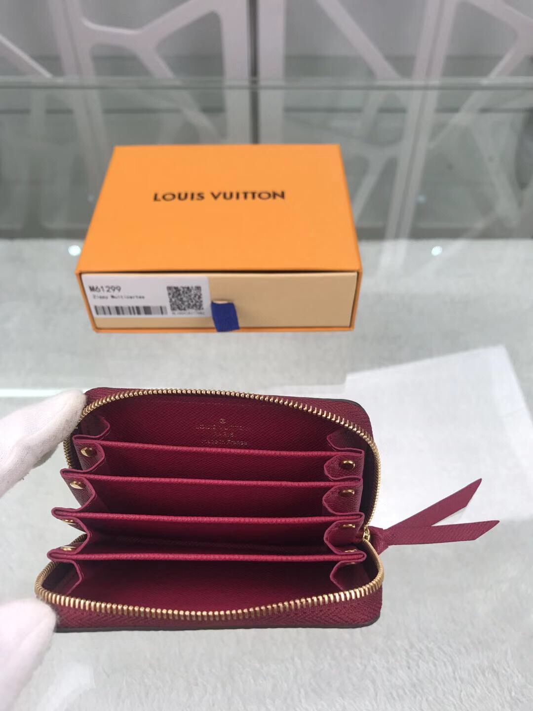 l**is V*t*n wallet