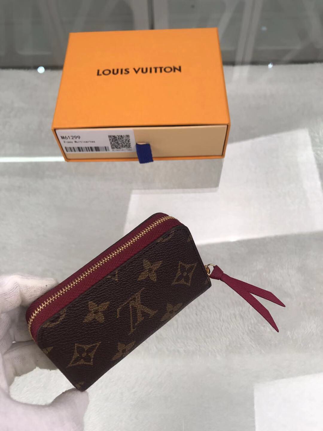l**is V*t*n wallet