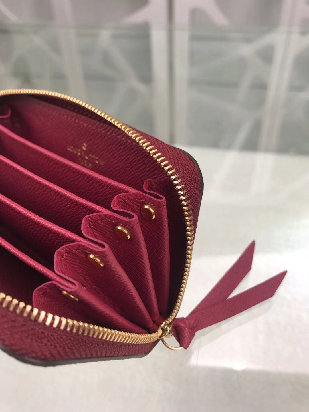 l**is V*t*n wallet