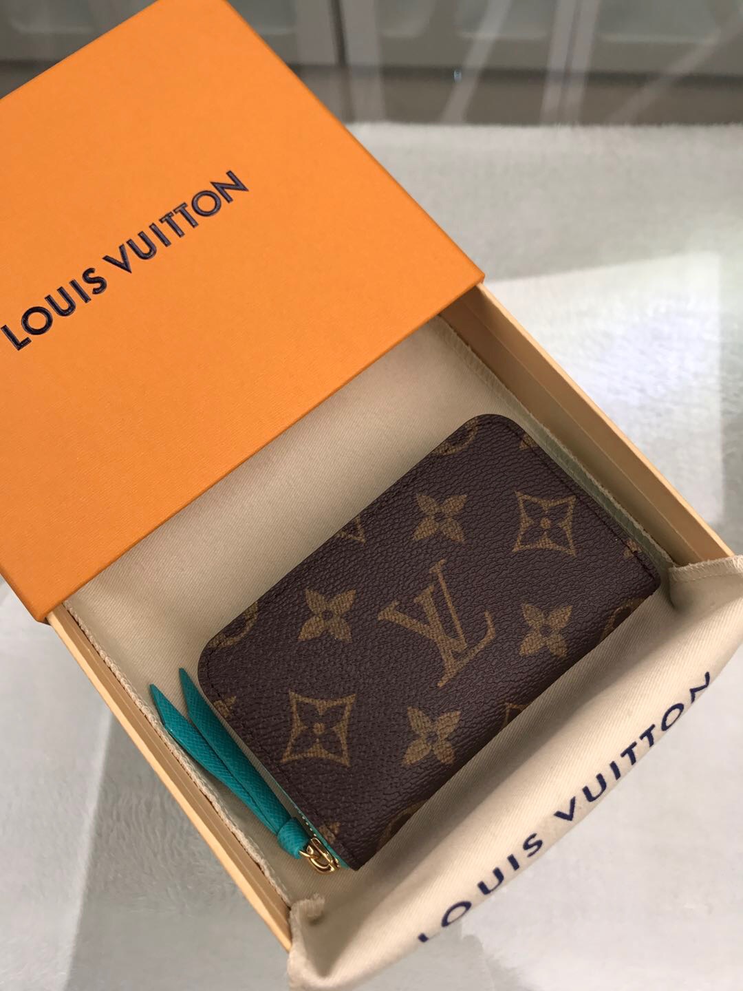 l**is V*t*n wallet