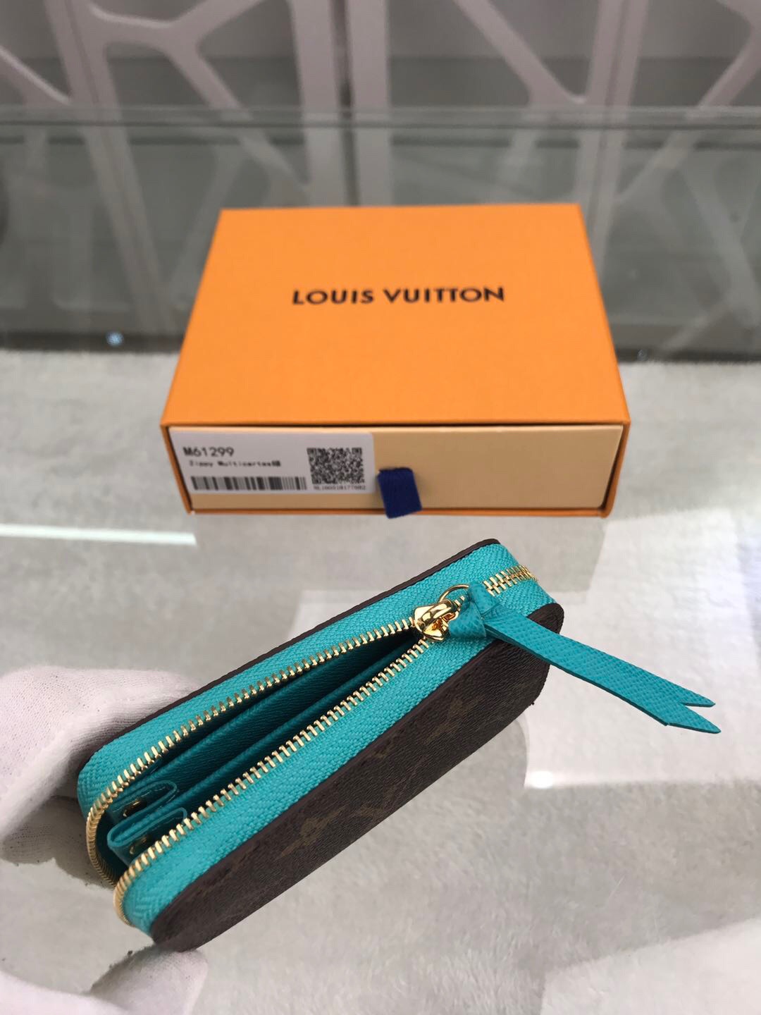 l**is V*t*n wallet