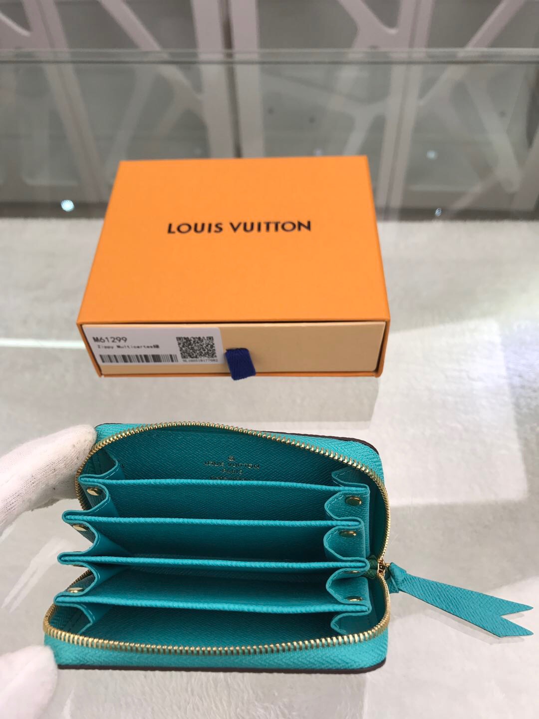 l**is V*t*n wallet