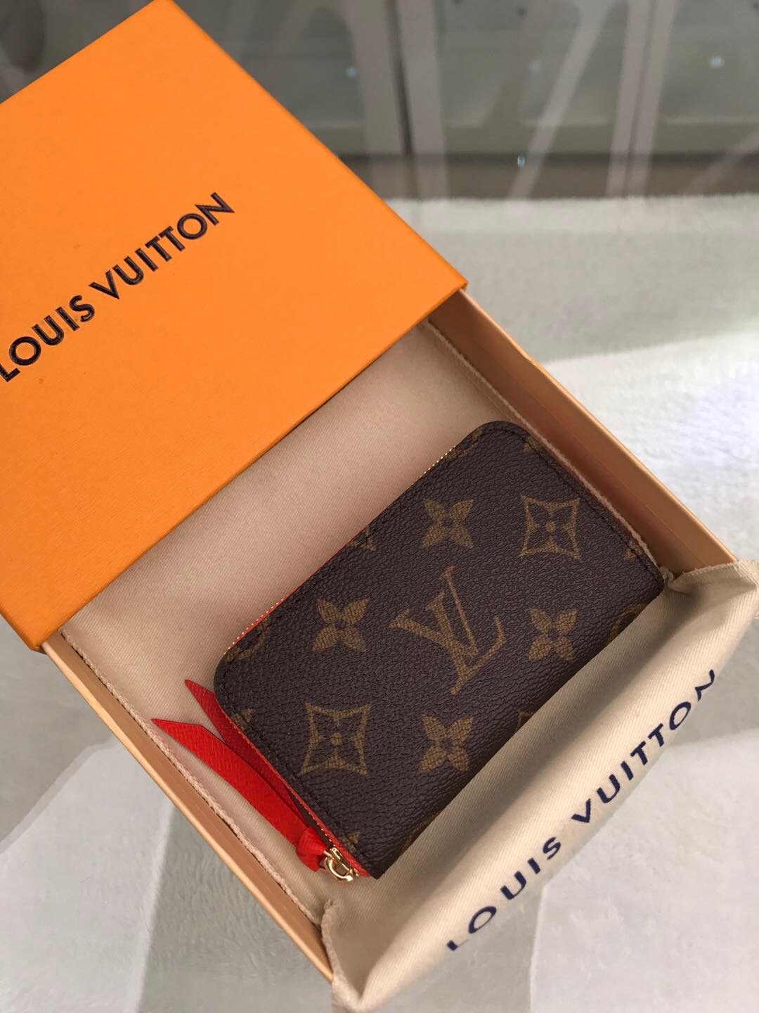 l**is V*t*n wallet