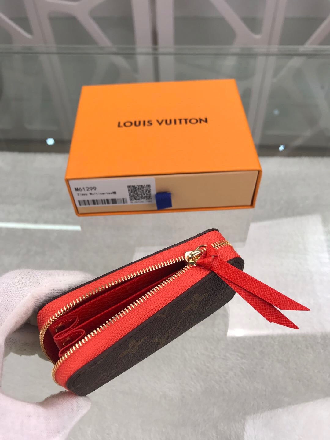 l**is V*t*n wallet