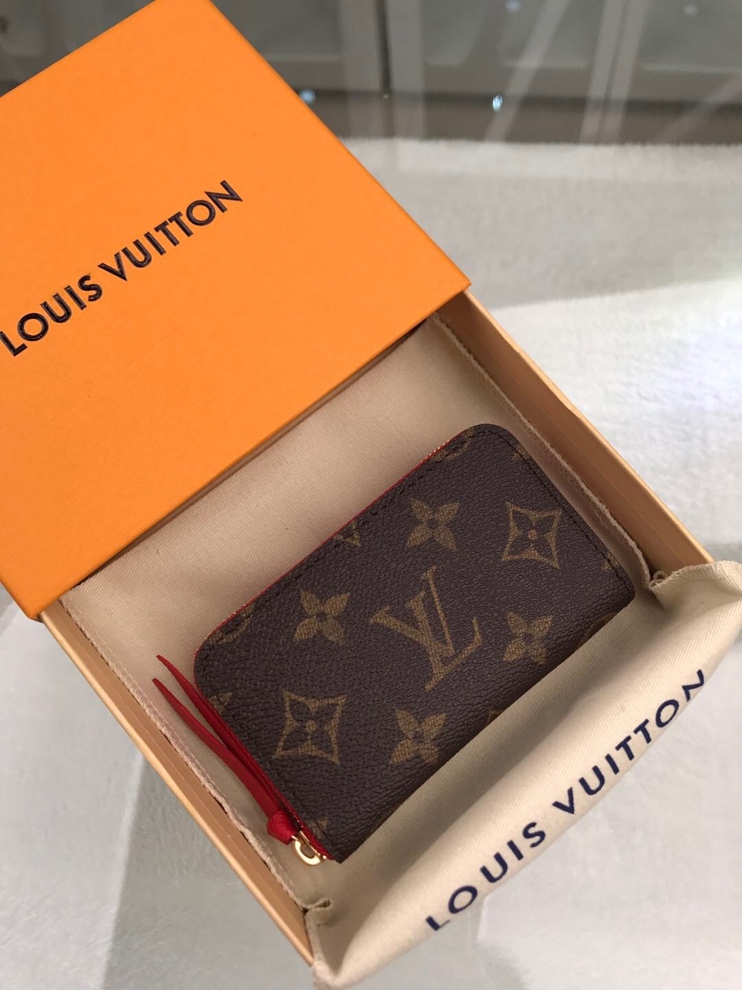 l**is V*t*n wallet