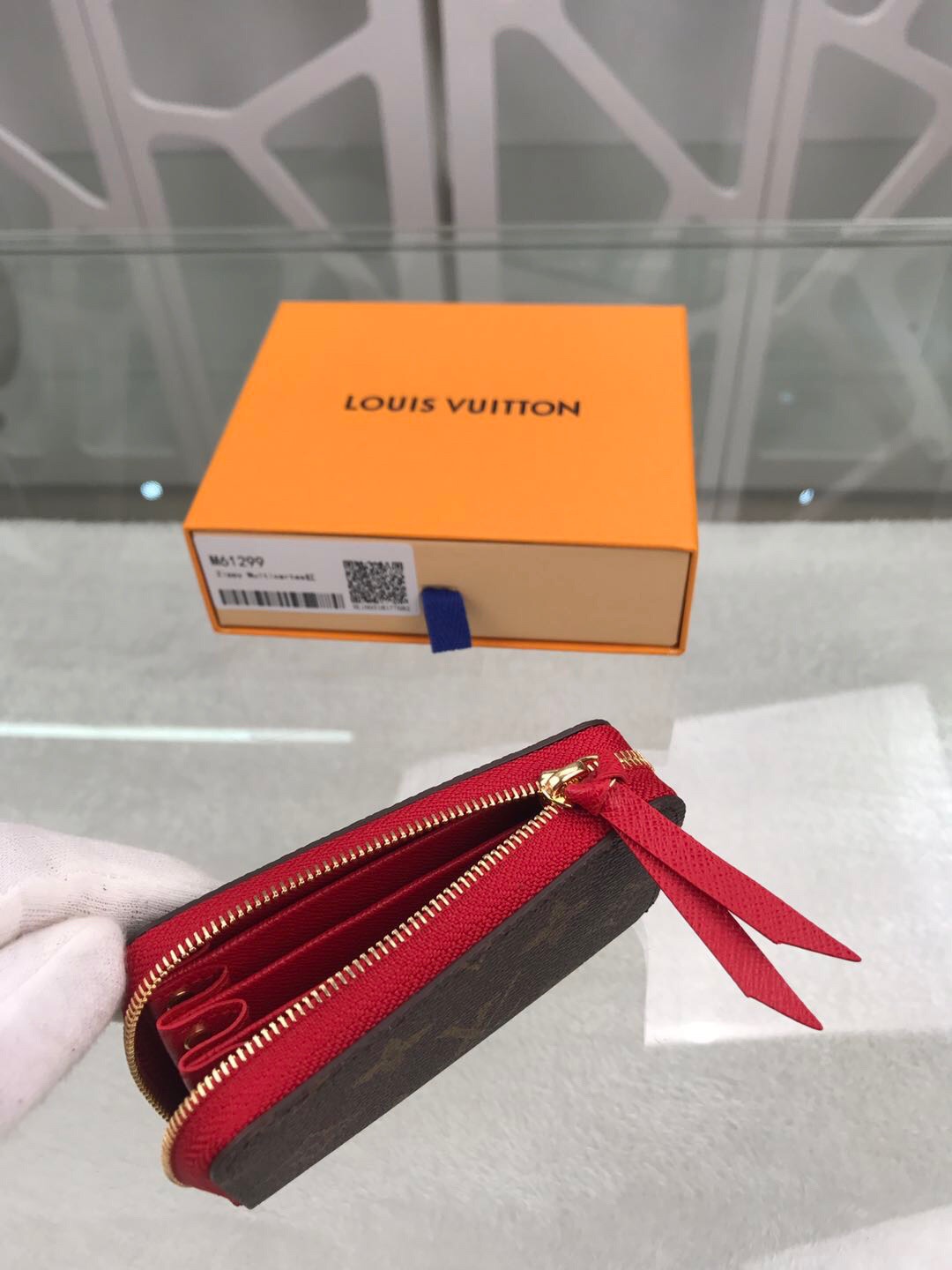 l**is V*t*n wallet