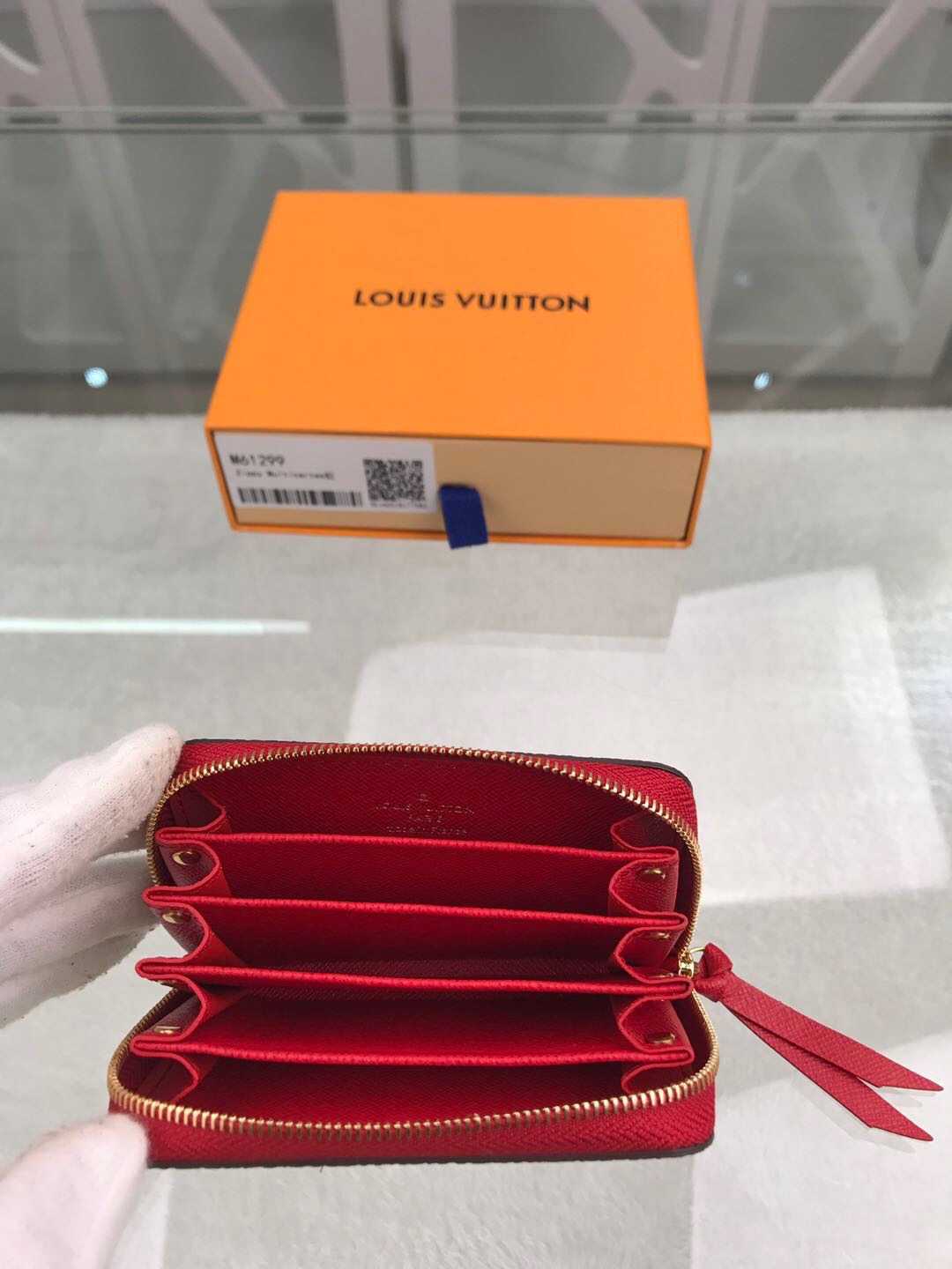 l**is V*t*n wallet