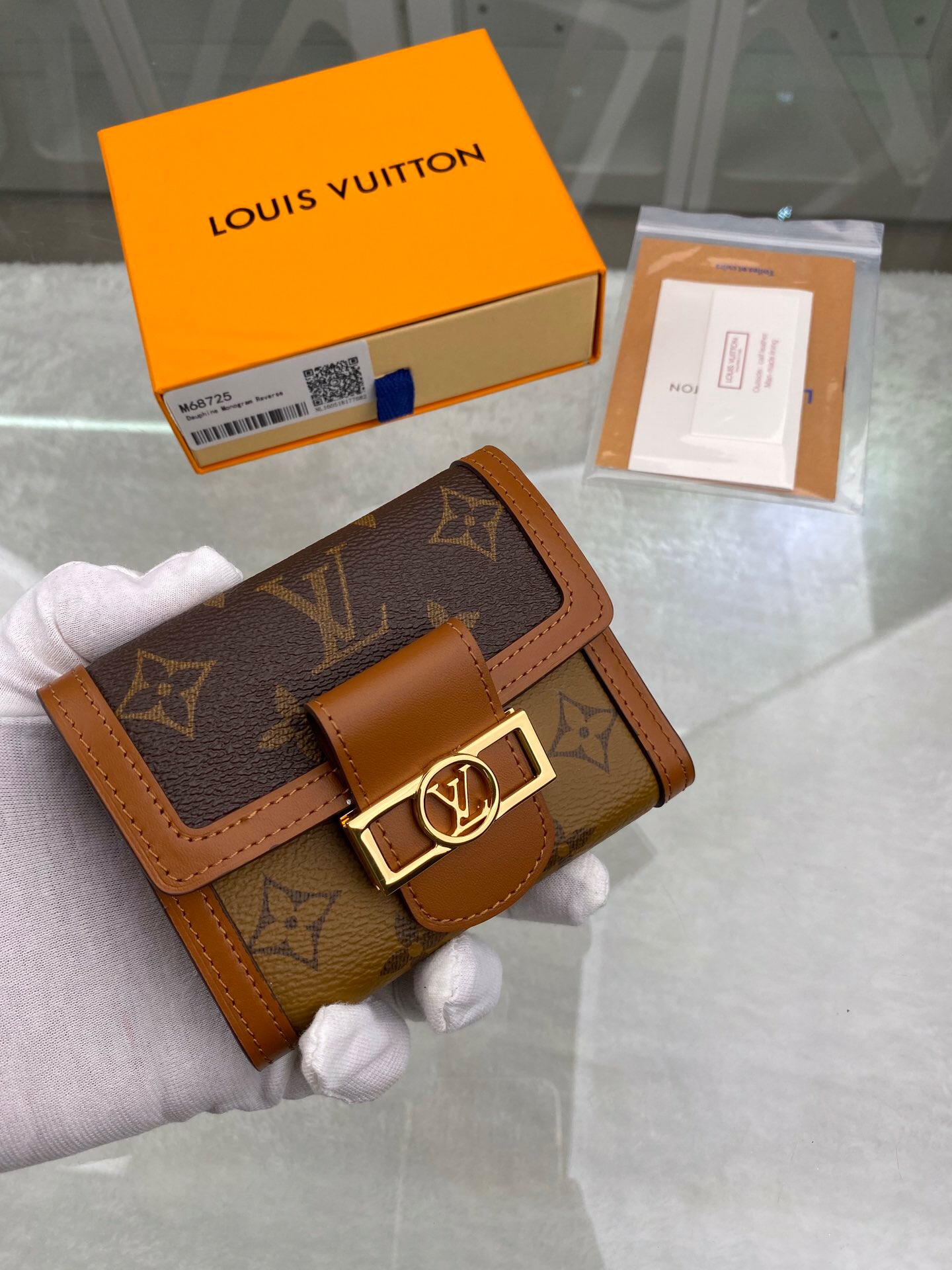 l**is V*t*n wallet