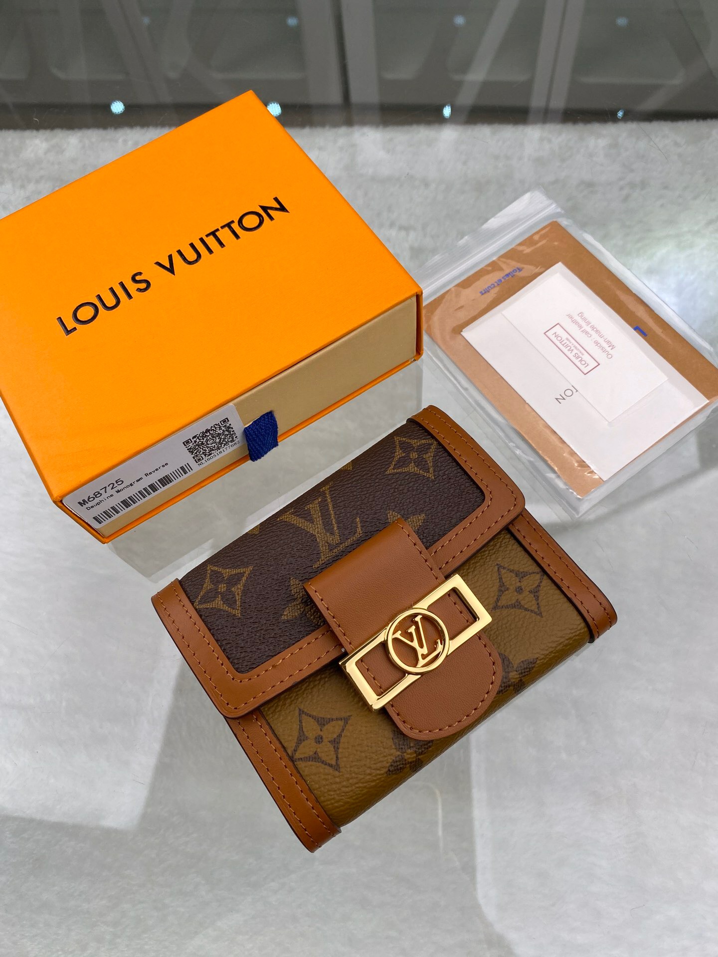 l**is V*t*n wallet