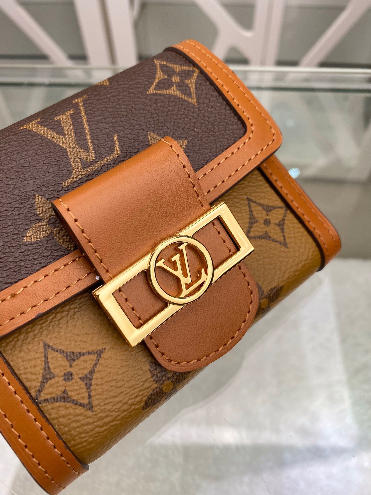 l**is V*t*n wallet