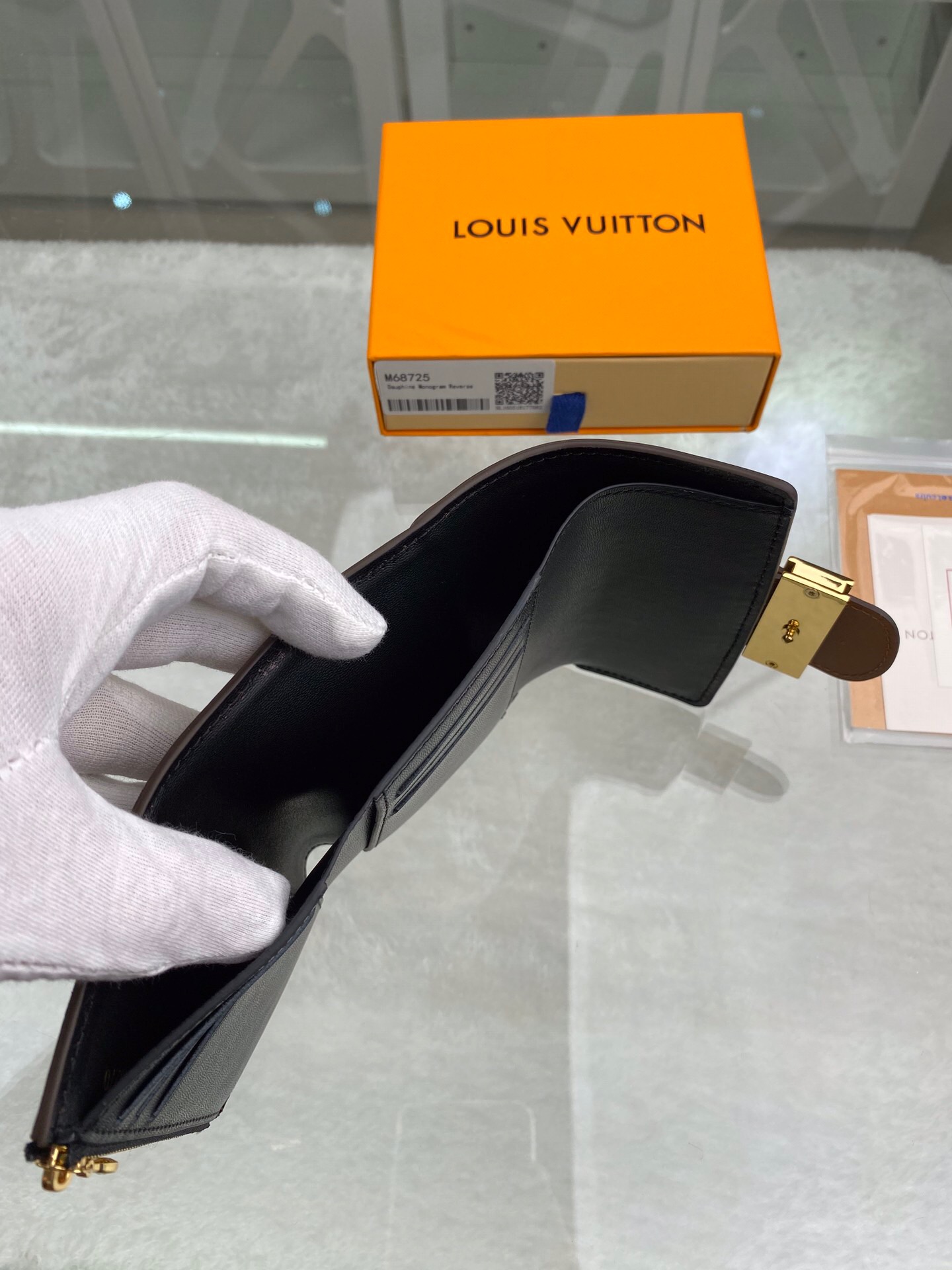 l**is V*t*n wallet