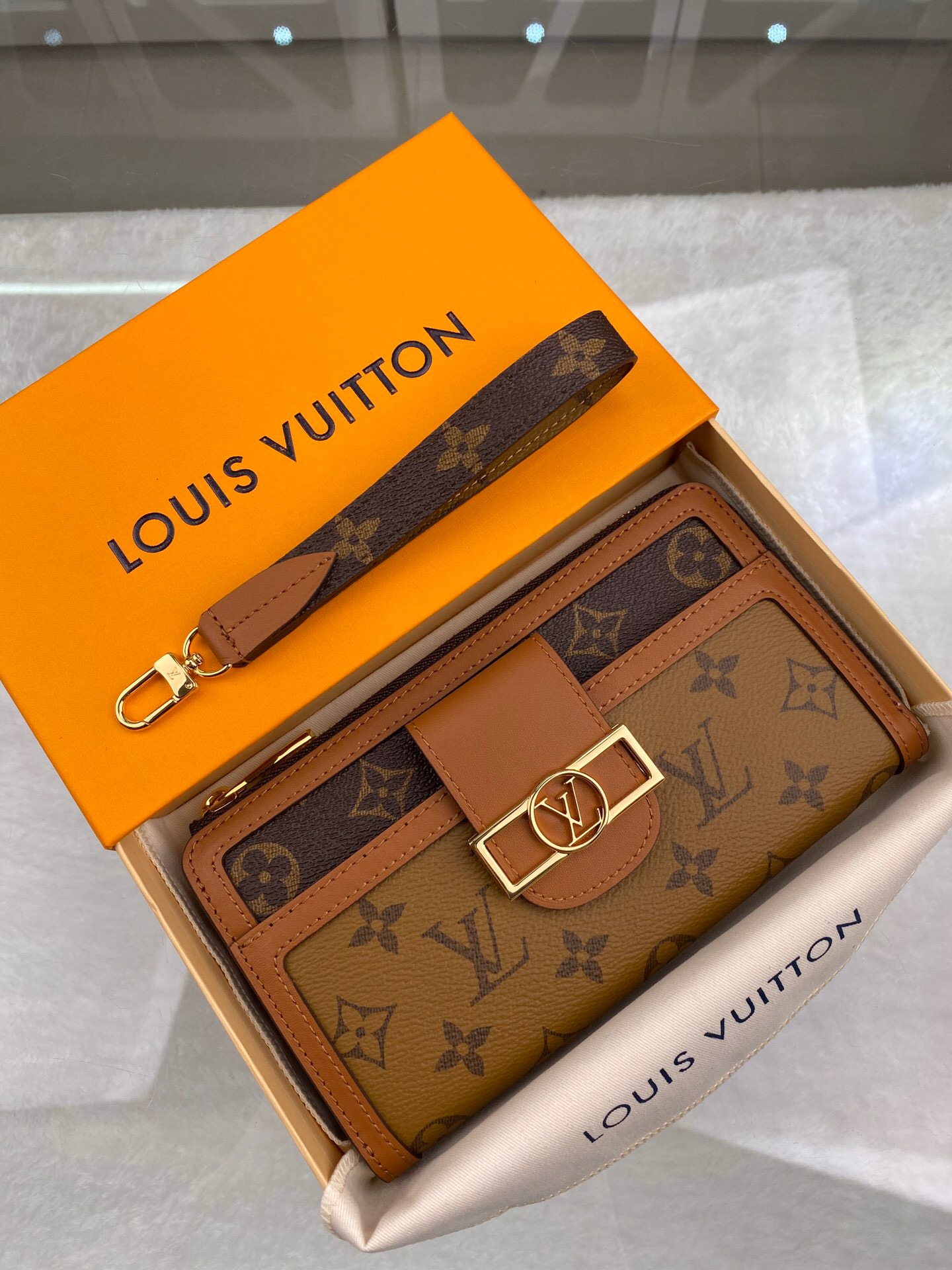 l**is V*t*n wallet