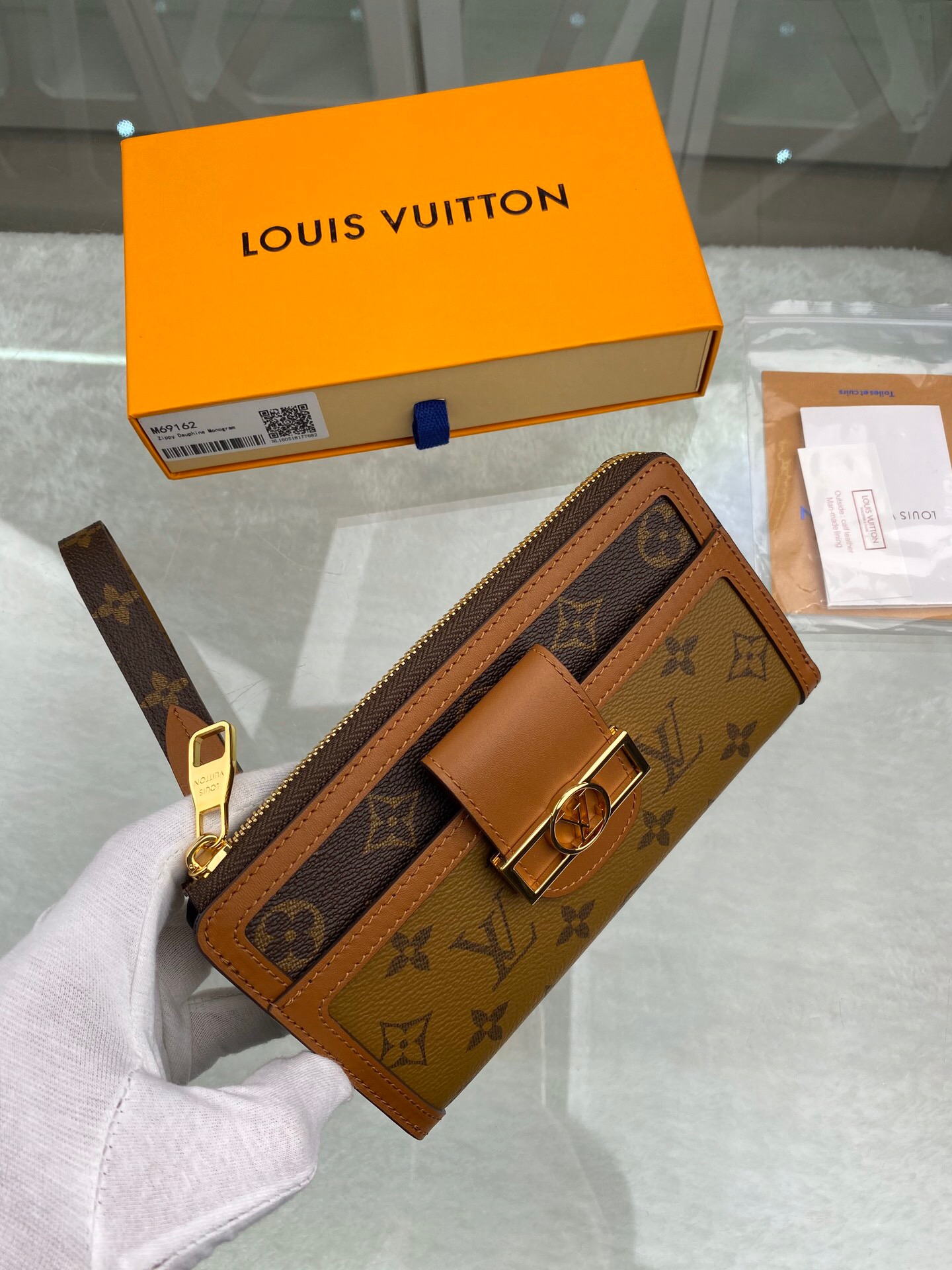 l**is V*t*n wallet